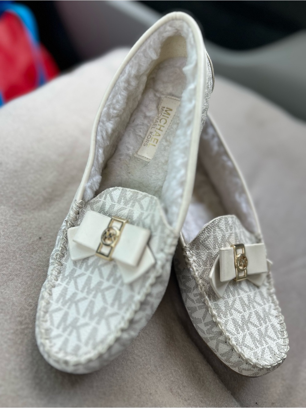 Michael Kors off white Logo Bow Moccasin Flats size 6